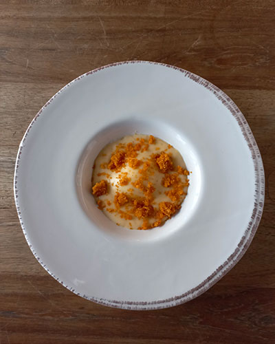 Uovo 62° con fonduta al cheddar e crumble parmigiano e paprika