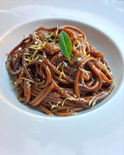 Spaghetti all'aglio nero fermentato con gel al limone bruciato